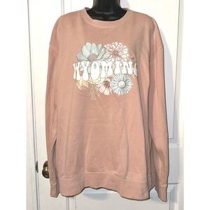 Wyoming crewneck in light pink w/ flower details